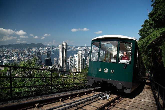 Hong Kong Peak Tram Yang Ikonik Kembali Beroperasi Setelah Renovasi