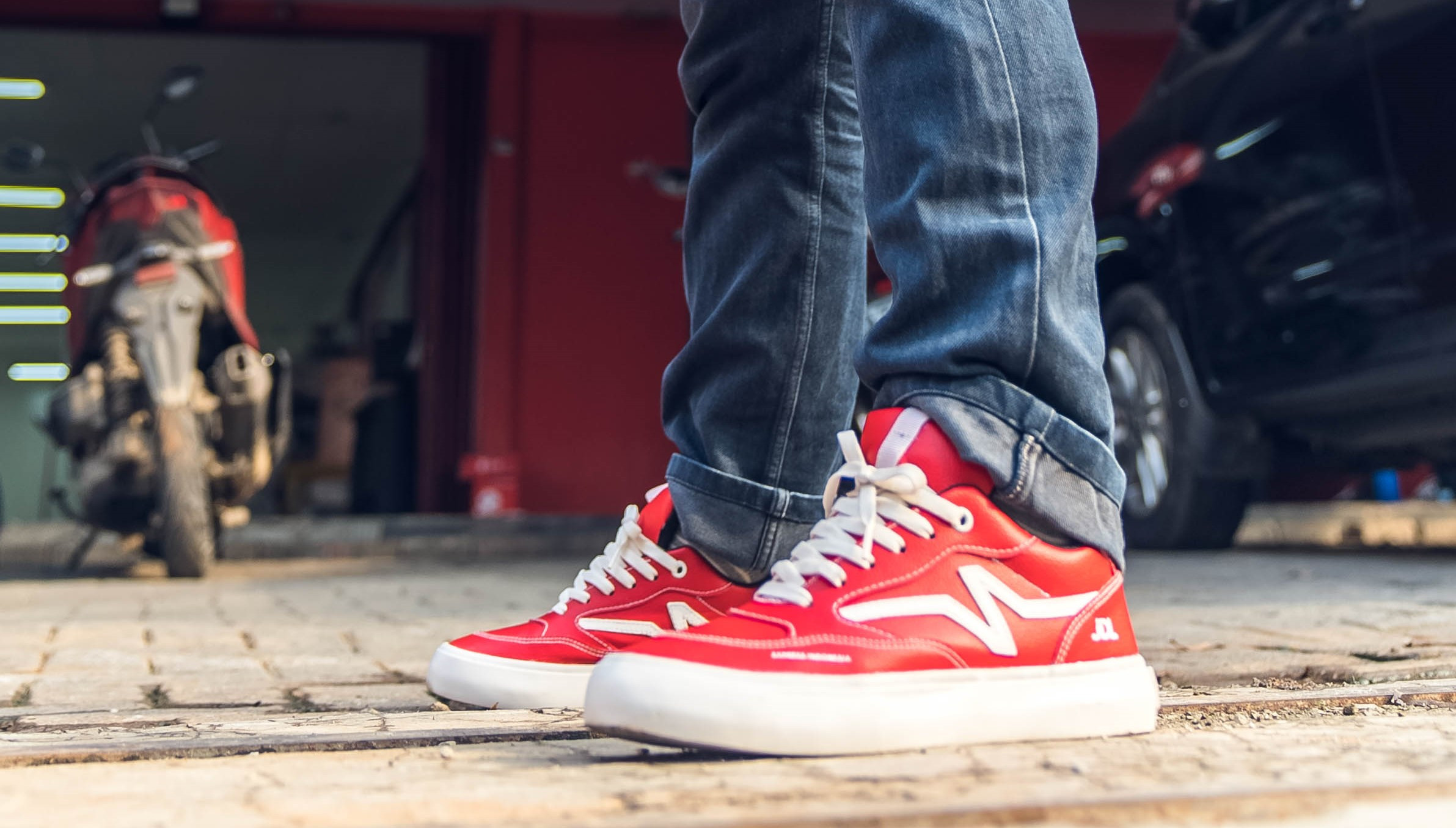 Kolaborasi dengan NAH Project, JDL Express Ciptakan Sepatu Edisi Khusus untuk Kurir