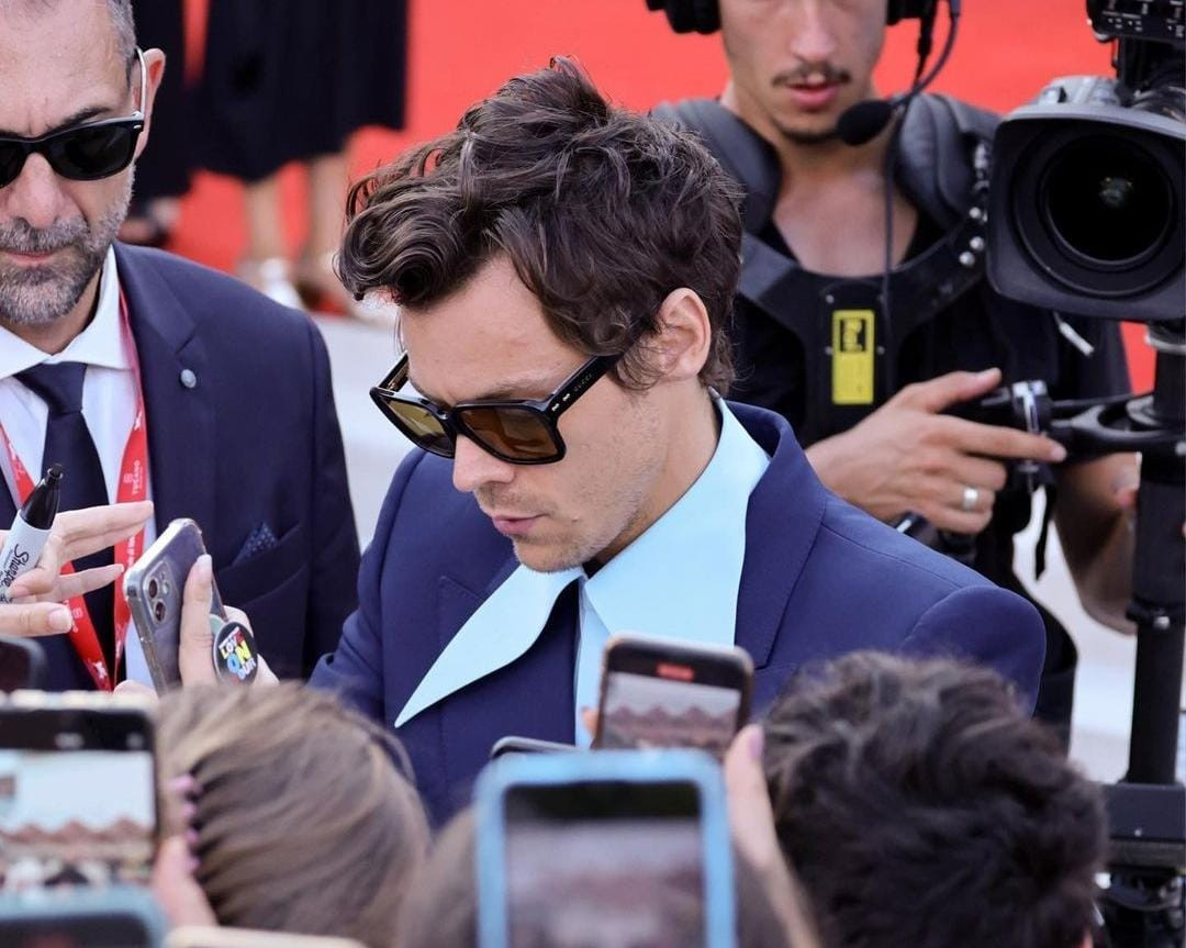 Cium Rekan Aktornya, Harry Styles Sukses Bikin Heboh di Venice Film Festival 2022