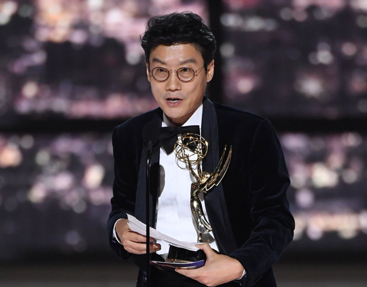 Setahun Setelah Rilis, Sutradara “Squid Game” Akhirnya Terima Piala Di Emmy Awards