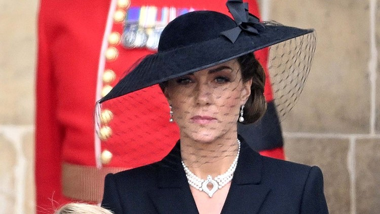 Kate Middleton Kenakan Mutiara Milik Ratu Elizabeth Ii Di Acara Pemakaman