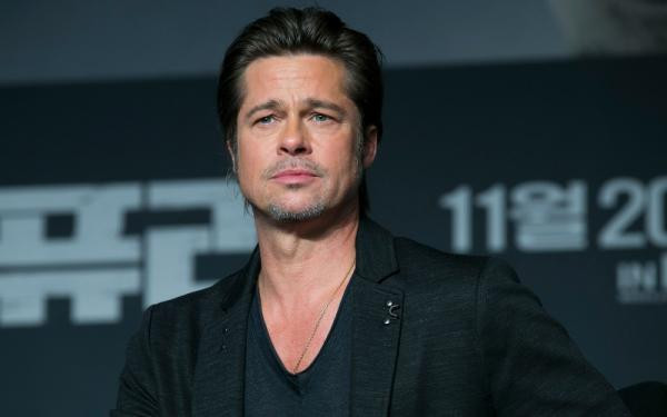 Brad Pitt Nonton Konser Bareng Kekasih Baru, Siapa?