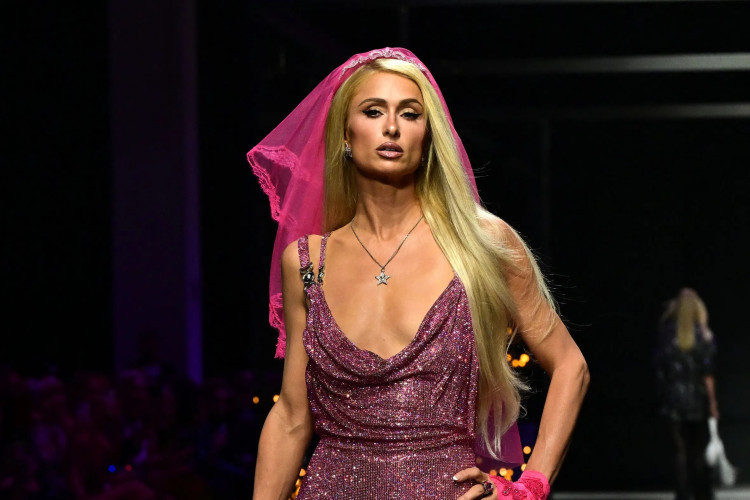 Muncul Di Milan Fashion Week, Paris Hilton Tampil Dengan Busana Serba Pink