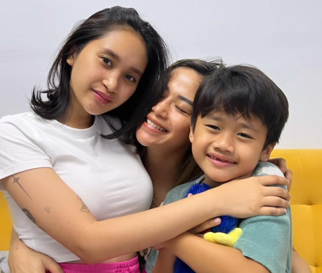 Sang Putri Umumkan Kehamilan, Omay Farida Nurhan Sambut Calon Cucu Kedua