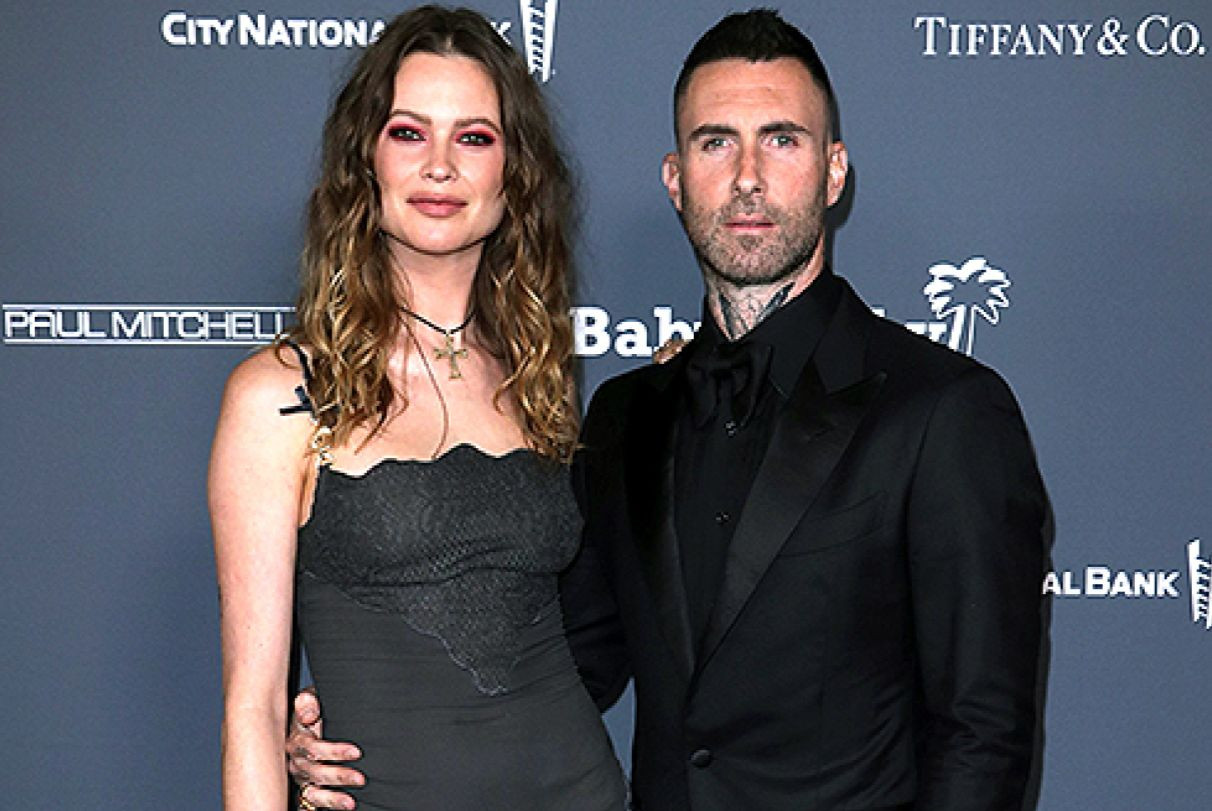 Pasca Isu Perselingkuhan, Behati Prinsloo Terlihat Kembali Temani Adam Levine Manggung
