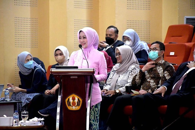 Lulus dengan Predikat Cumlaude, Atalia Praratya Resmi Dapatkan Gelar Doktor