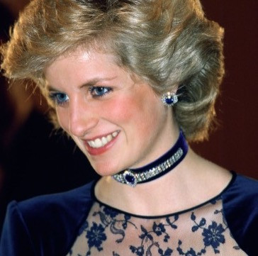 Inspirasi Outfit Lady Diana Dengan Perhiasan Blue Sapphire Mewah