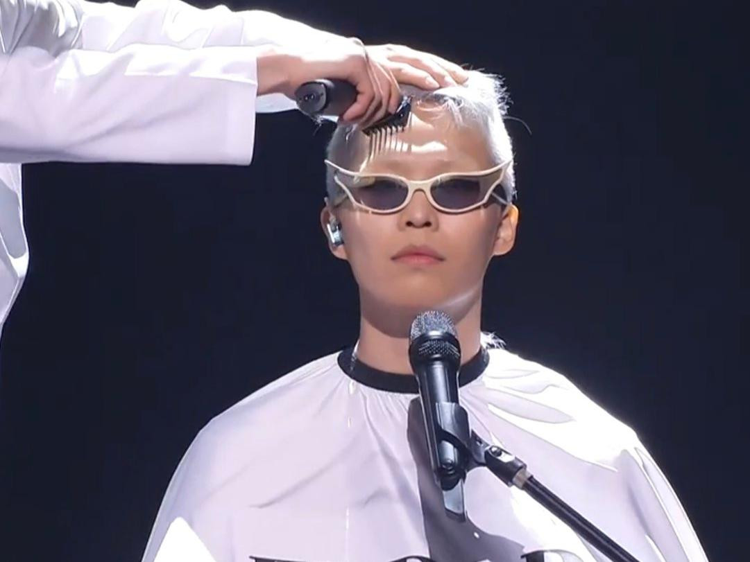 Penampilan Chanhyuk AKMU Bikin Heboh, Nyanyi Sambil Cukur Rambut di Panggung