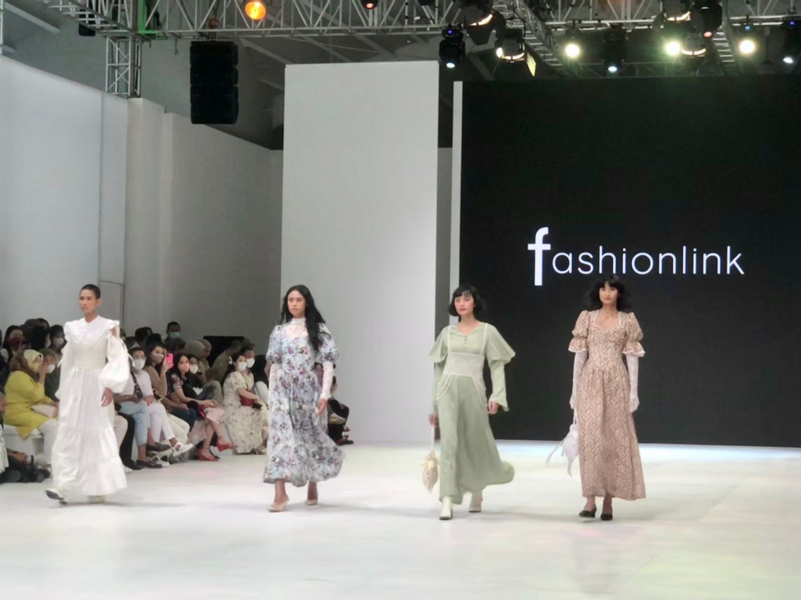 Fashionlink Gandeng 3 Desainer Hadirkan Rancangan Busana Bertema Musim Semi