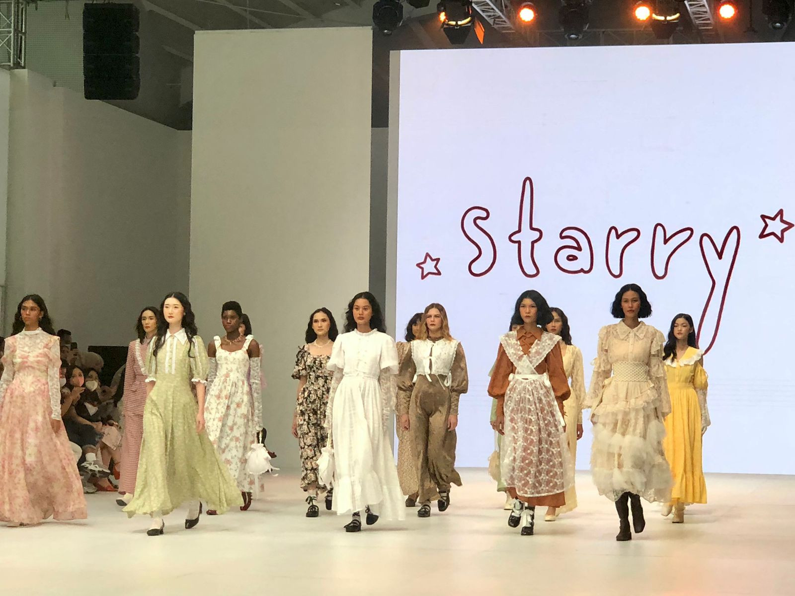 Starry Tampilkan Nuansa Romantis Musim Semi Lewat Koleksinya di JFW 2023