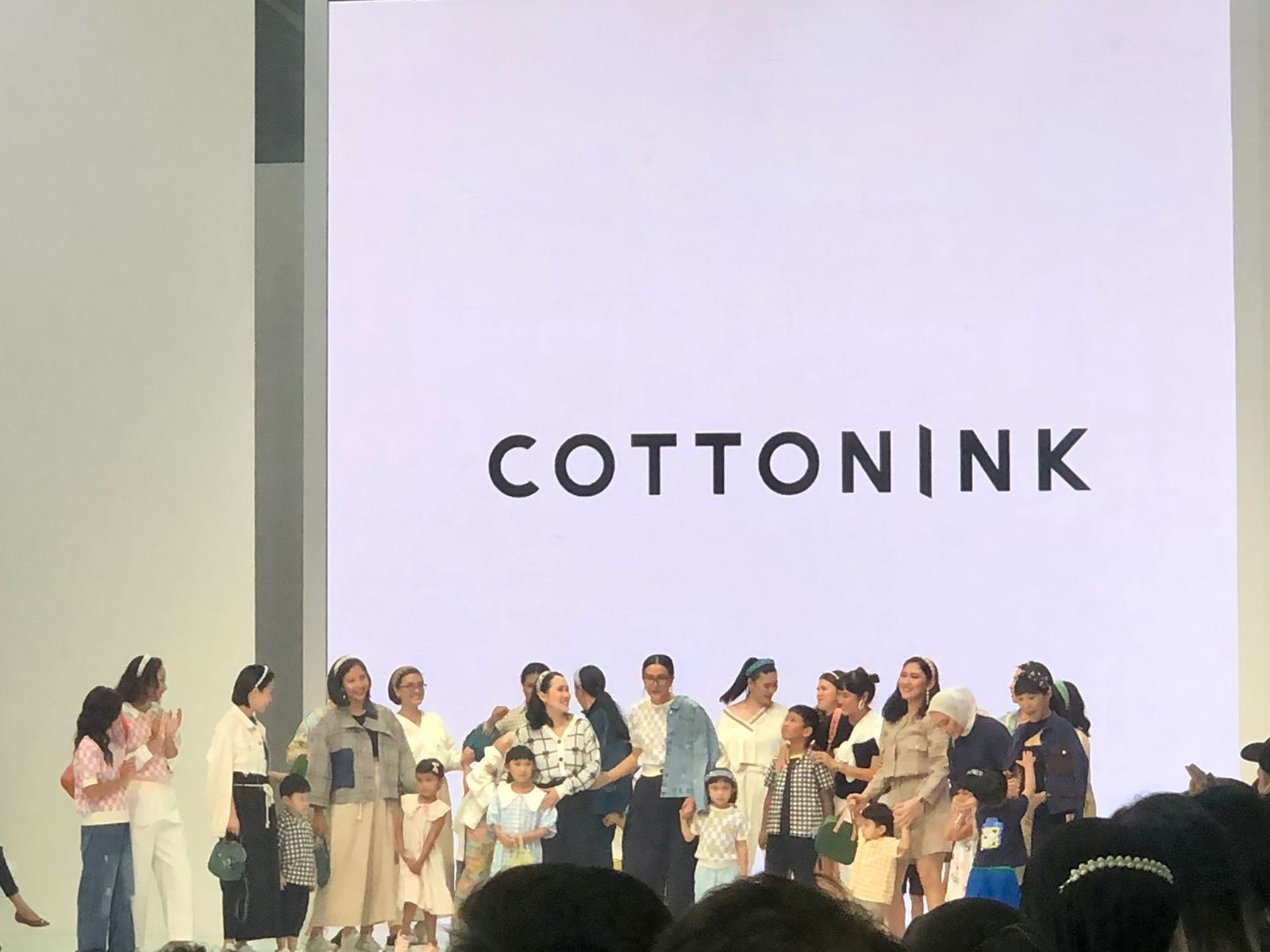 Gaya Kompak Ibu-Anak Dihadirkan dalam Koleksi Sissae dan COTTONINK di JFW 2023