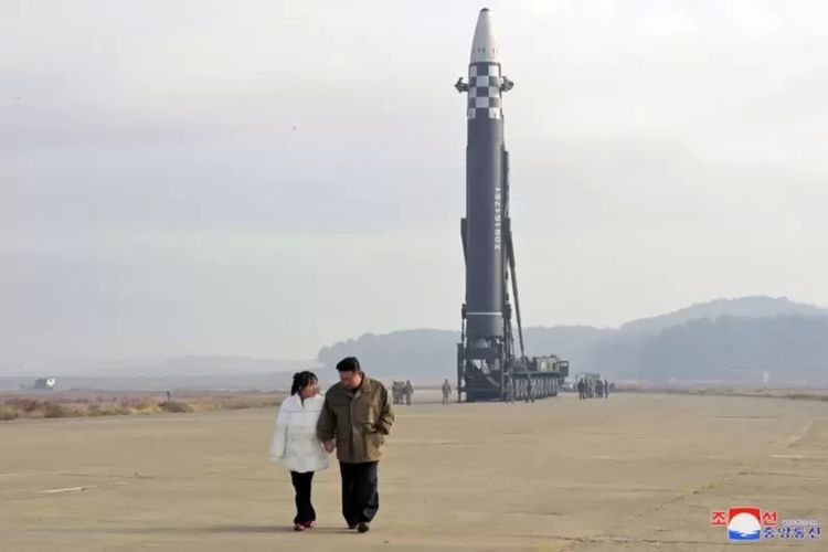 Perdana Muncul Ke Publik, Putri Kim Jong Un Menarik Perhatian Masyarakat