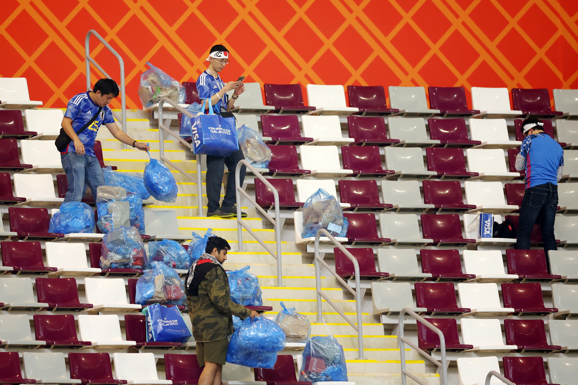 Bersihkan Stadion Usai Laga Berakhir, Suporter Jepang Tuai Pujian