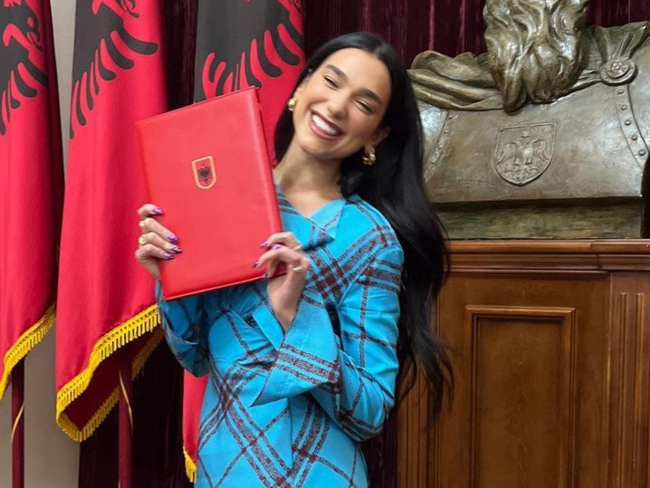 Sukses Populerkan Negara Lewat Musik, Dua Lipa Dianugrahi Kewarganegaraan Albania