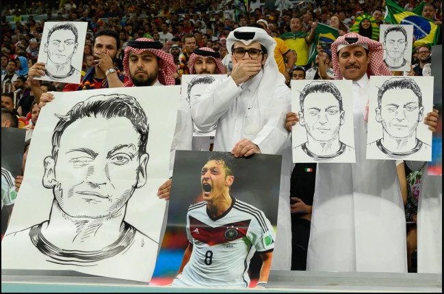 Fans Qatar Angkat Foto Mesut Ozil Saat Laga Jerman Vs Spanyol