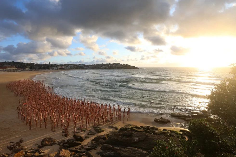 Kampanye Kanker Kulit, Ribuan Orang Berpose Tanpa Busana Di Pantai Australia