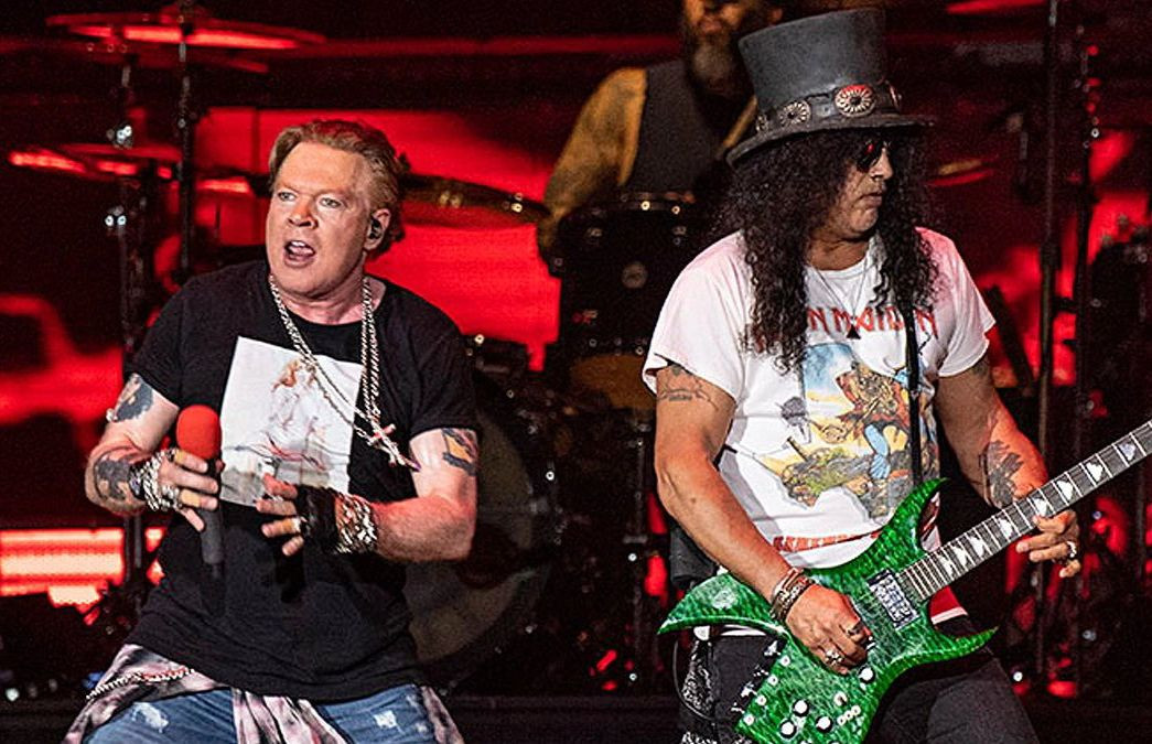 Penggemar Jadi Korban, Vokalis Guns N Roses Berhenti Lempar Mikrofon Saat Konser