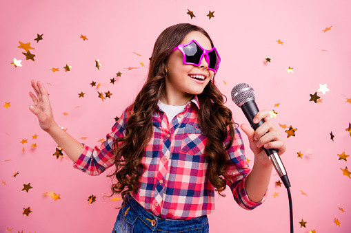 Jarang Diketahui! Ini 5 Manfaat Menyanyi Bagi Anak