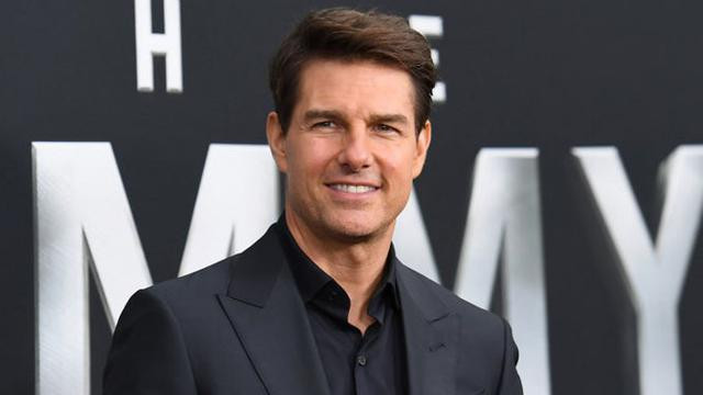 Tom Cruise Kirim Kado Natal Kue Kelapa Gunakan Jet Pribadi