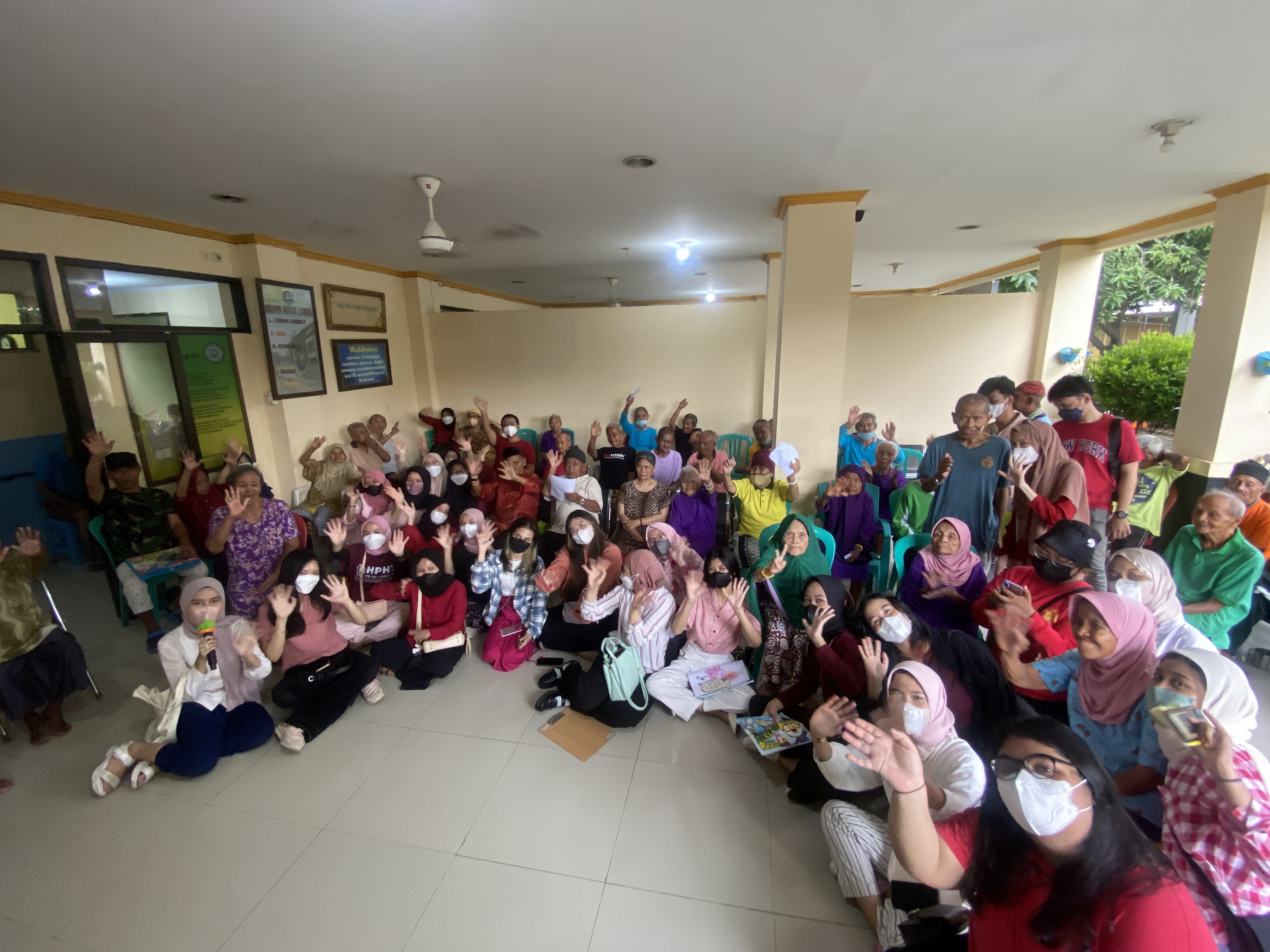 Crack A Smile Rayakan Hari Ibu Bersama Lansia di DSPLU