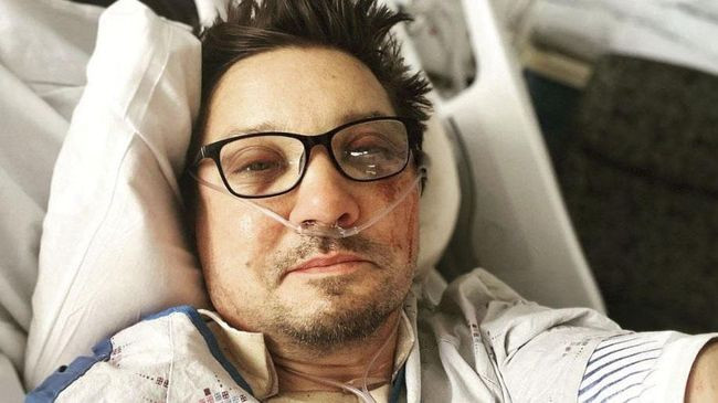 Unggah Foto Selfie, Jeremy Renner: Saya Kirimkan Cinta Untuk Kalian