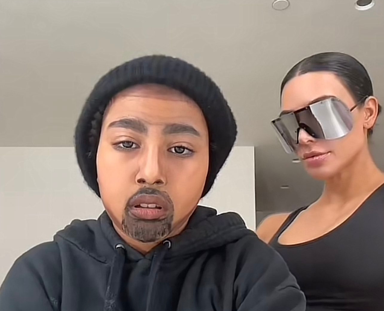Kim Kardashian Unggah Video Dengan North West Yang Dandan Bak Kanye West