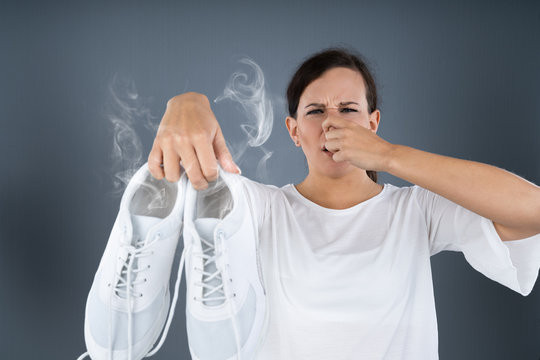 Mudah Dipraktikkan! 5 Bahan Alami Ini Ampuh Hilangkan Bau Pada Sepatu