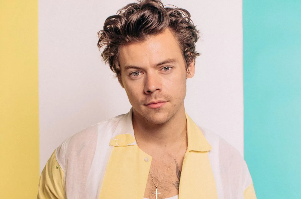 Celana Harry Styles Sobek Saat Bawakan Lagu "Music For A Sushi Restaurant"