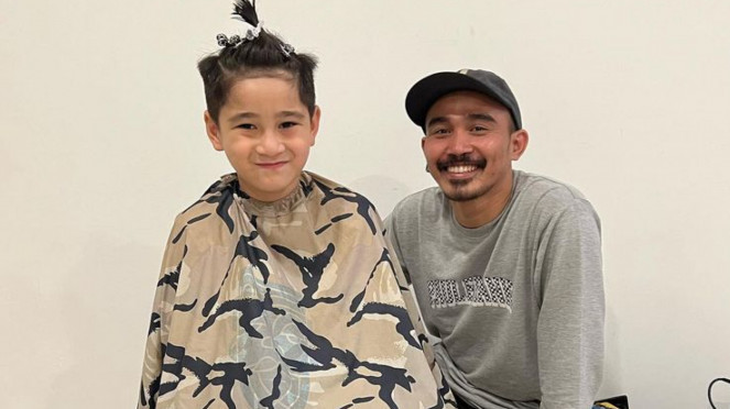 Potong Rambut Rafathar, Bayaran Tukang Cukur Ini Bisa untuk Beli iPhone