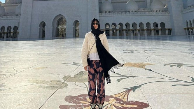 Kunjungi Masjid Agung Sheikh Zayed, Jennie Blackpink Kenakan Pashmina Hitam