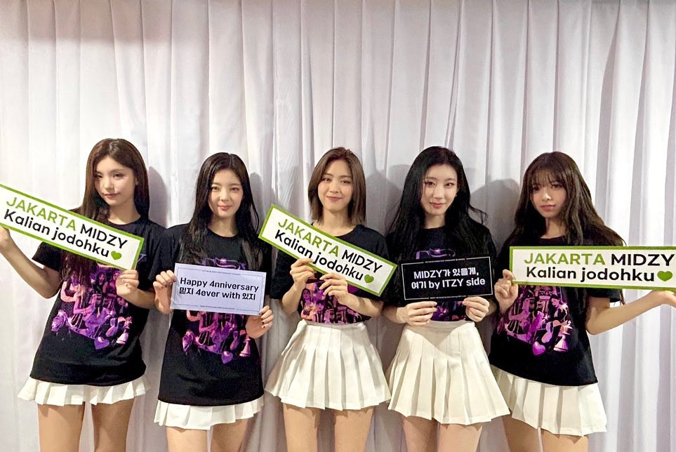 Sapa MIDZY Indonesia, ITZY Bawakan 25 Lagu pada Konser "CHECKMATE"