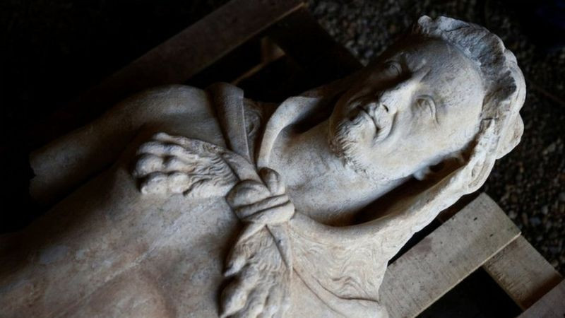 Mengejutkan! Patung Marmer Kaisar Romawi Ditemukan Di Selokan Roma, Italia