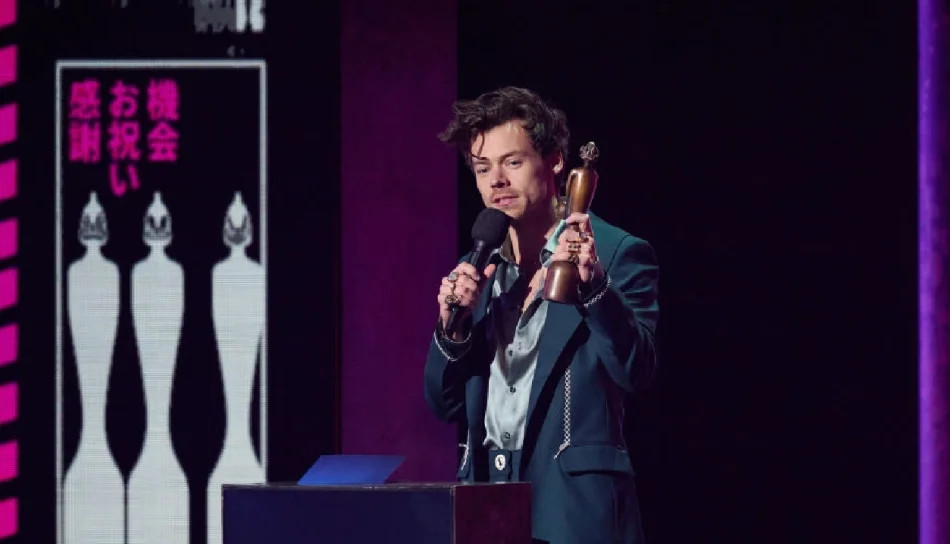 Raih Penghargaan "Brit Awards 2023", Harry Styles Berterima Kasih Pada One Direction