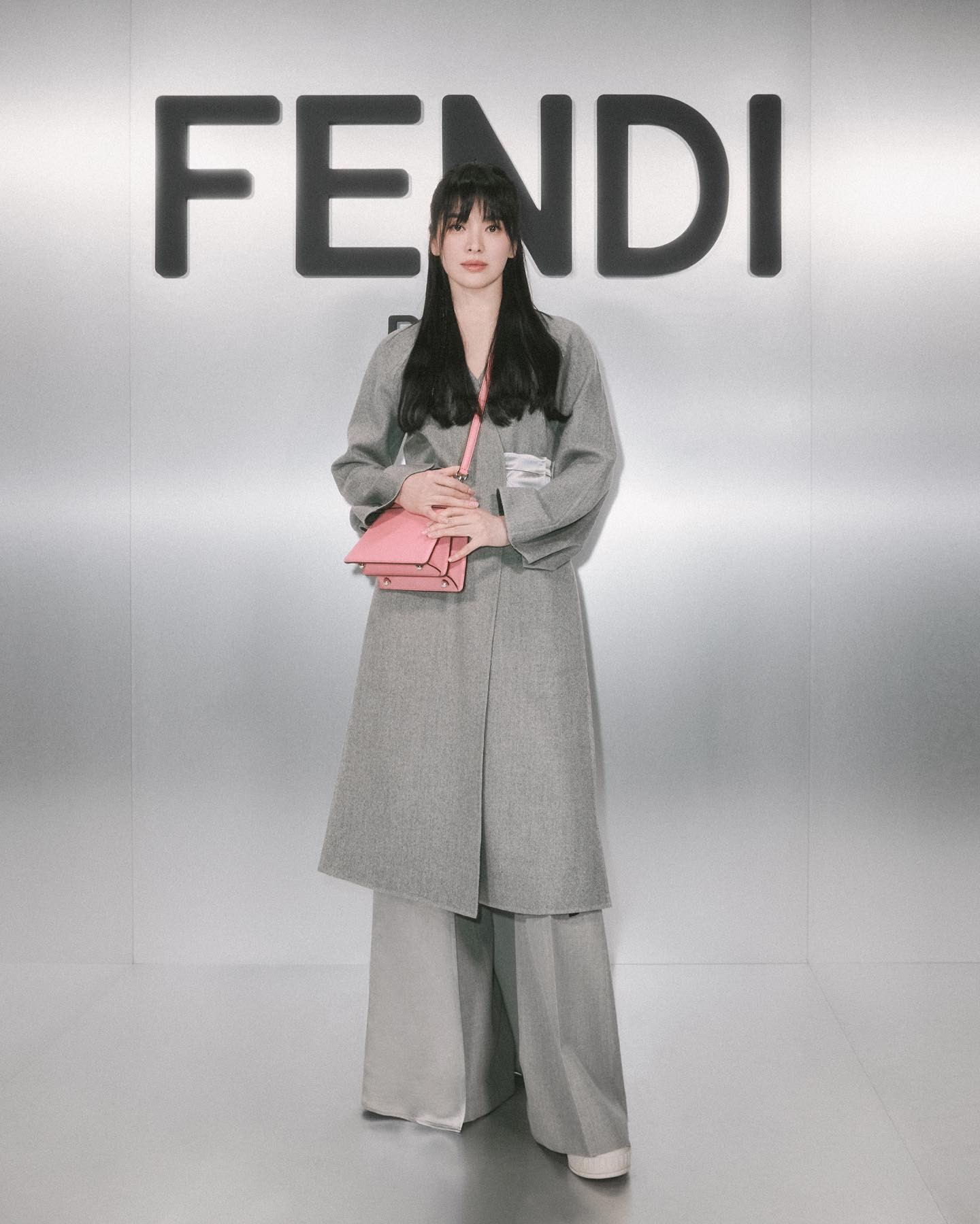 Menolak Tua, Intip Penampilan Song Hye Kyo Hadiri Fendi Fashion Show Di Milan