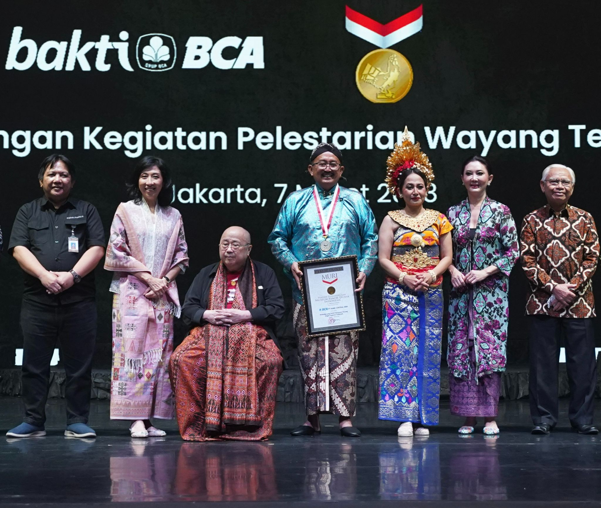Diperankan 118 Pelajar Indonesia, Drama Wayang Gelaran Bca Raih Rekor Muri