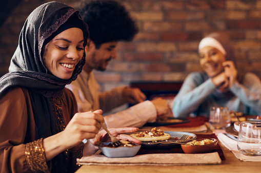 Hindari! 5 Makanan Penyebab Perut Buncit Selama Ramadan