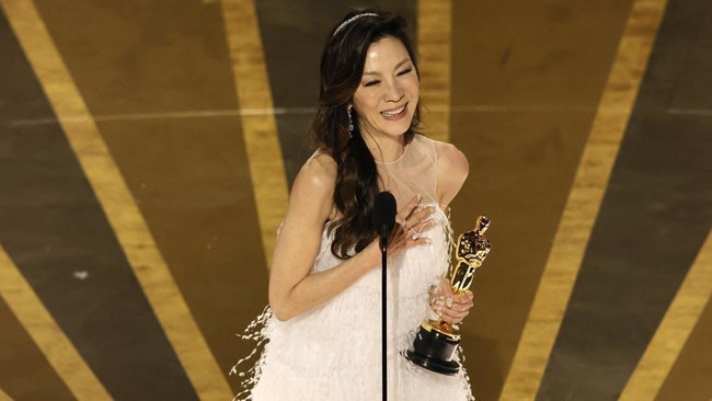 Michelle Yeoh Berhasil Bawa Pulang Piala Oscar Pertamanya
