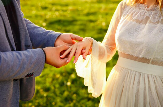 Yuk, Munculkan Kembali Percikan Cinta di Awal Hubungan saat Melamar Dia