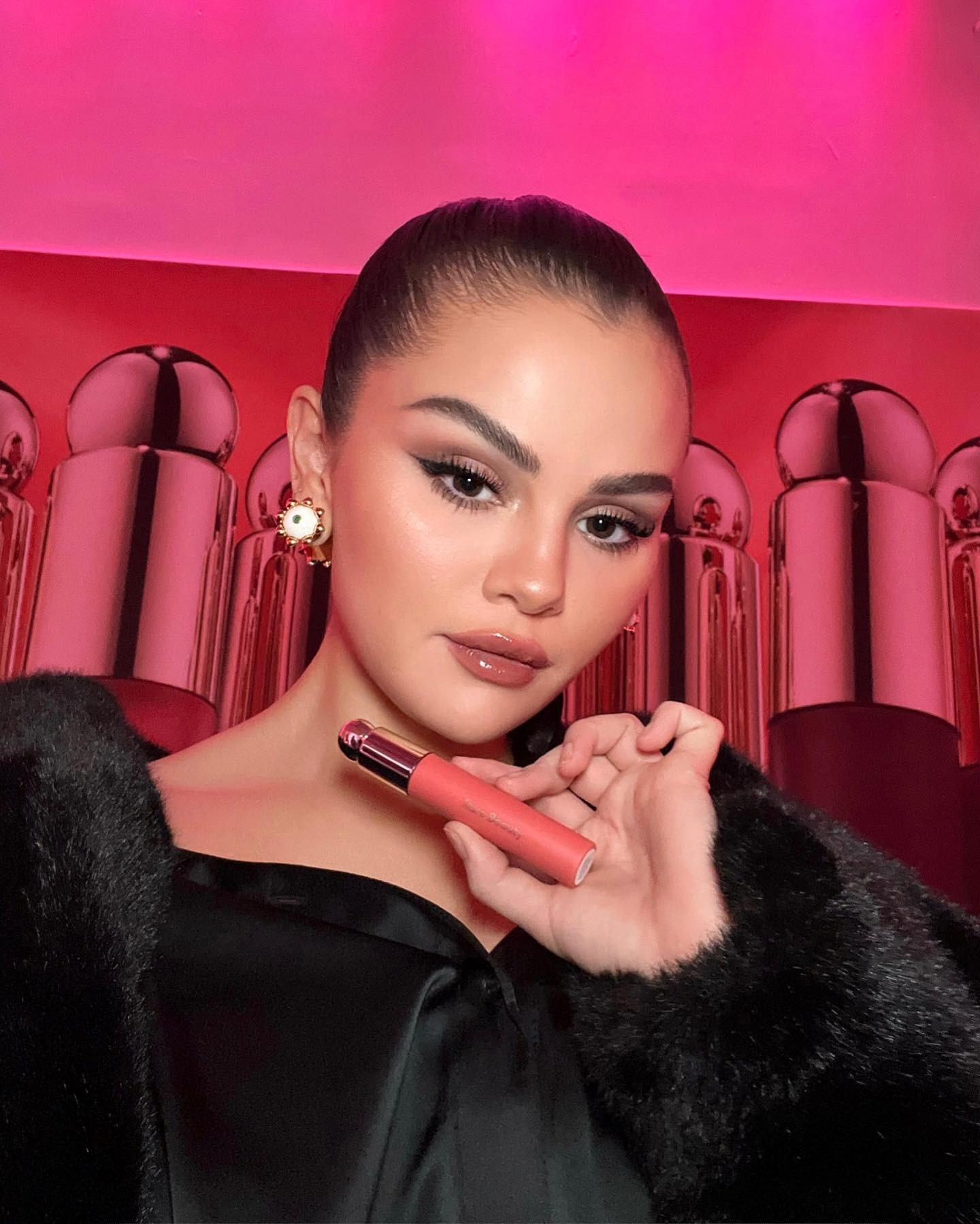 Sempat Tertunda 2 Tahun, Selena Gomez Luncurkan Tinted Lip Oil Rare Beauty