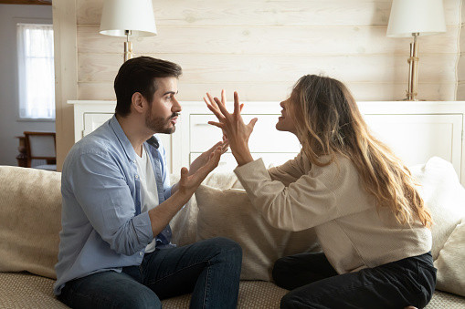 5 Cara Hadapi Konflik Keuangan Pernikahan, Jangan Tunggu Hingga Menumpuk!