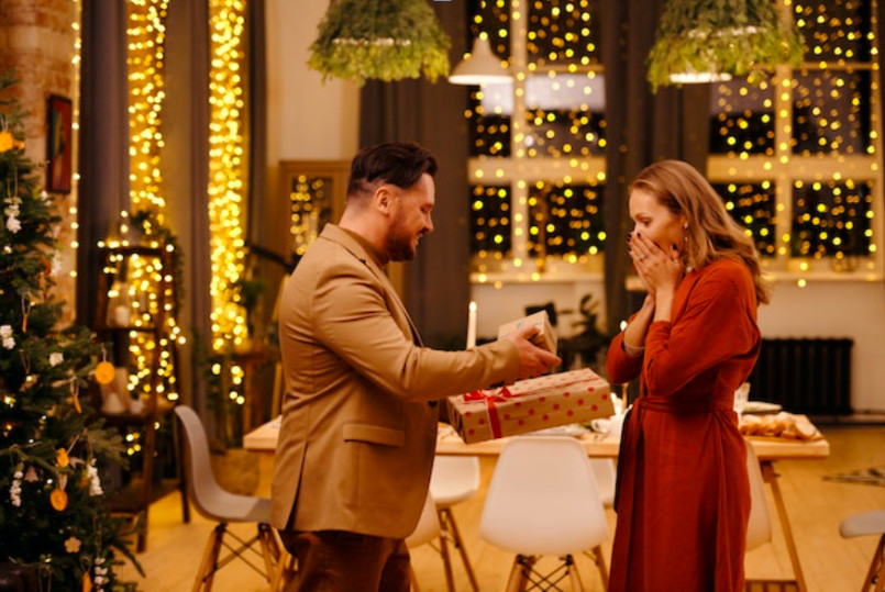 Bikin Dia Merasa Beruntung Milikimu, Berikan Hadiah Ini Untuk Sang Kekasih