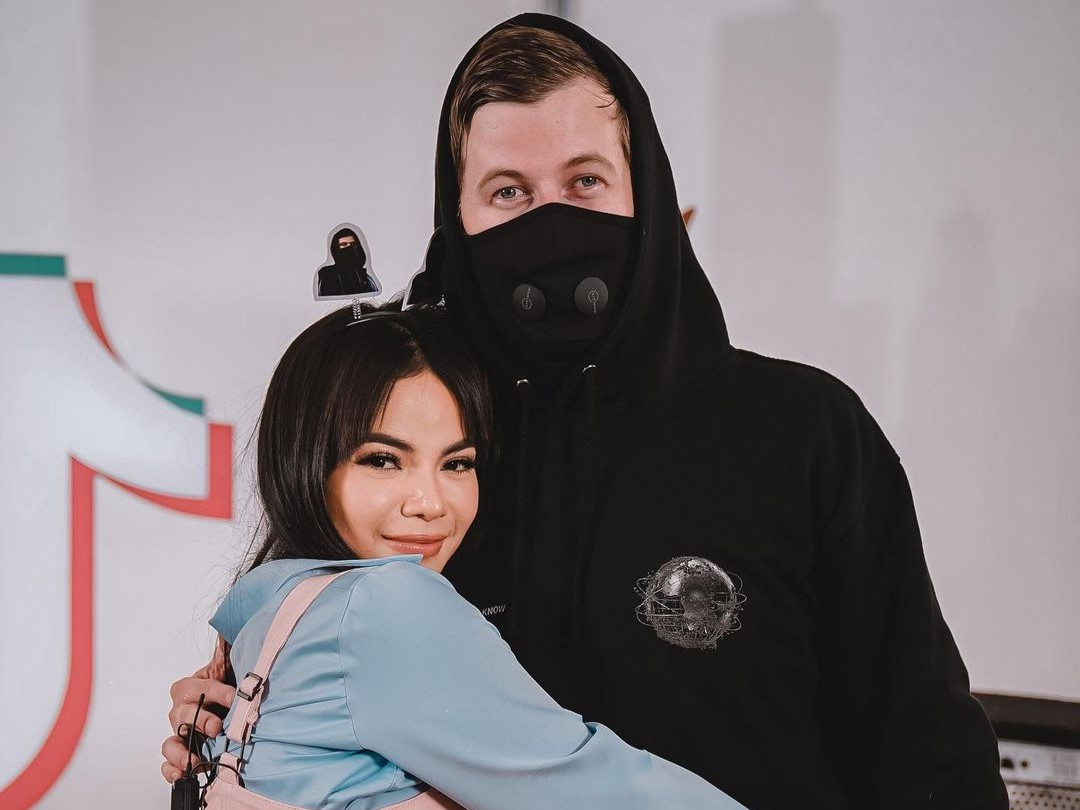 Dinar Candy Pamer Potret Peluk Alan Walker, Auto Bikin Iri Netizen