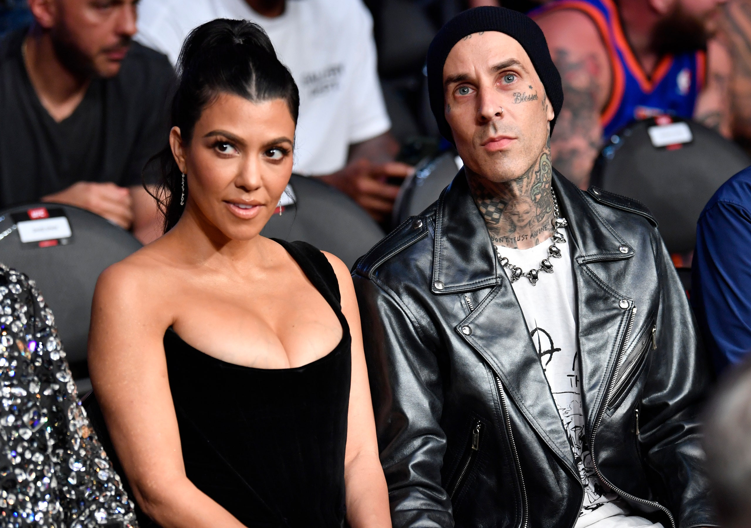 Selamat! Kourtney Kardashian Umumkan Hamil Anak Travis Barker