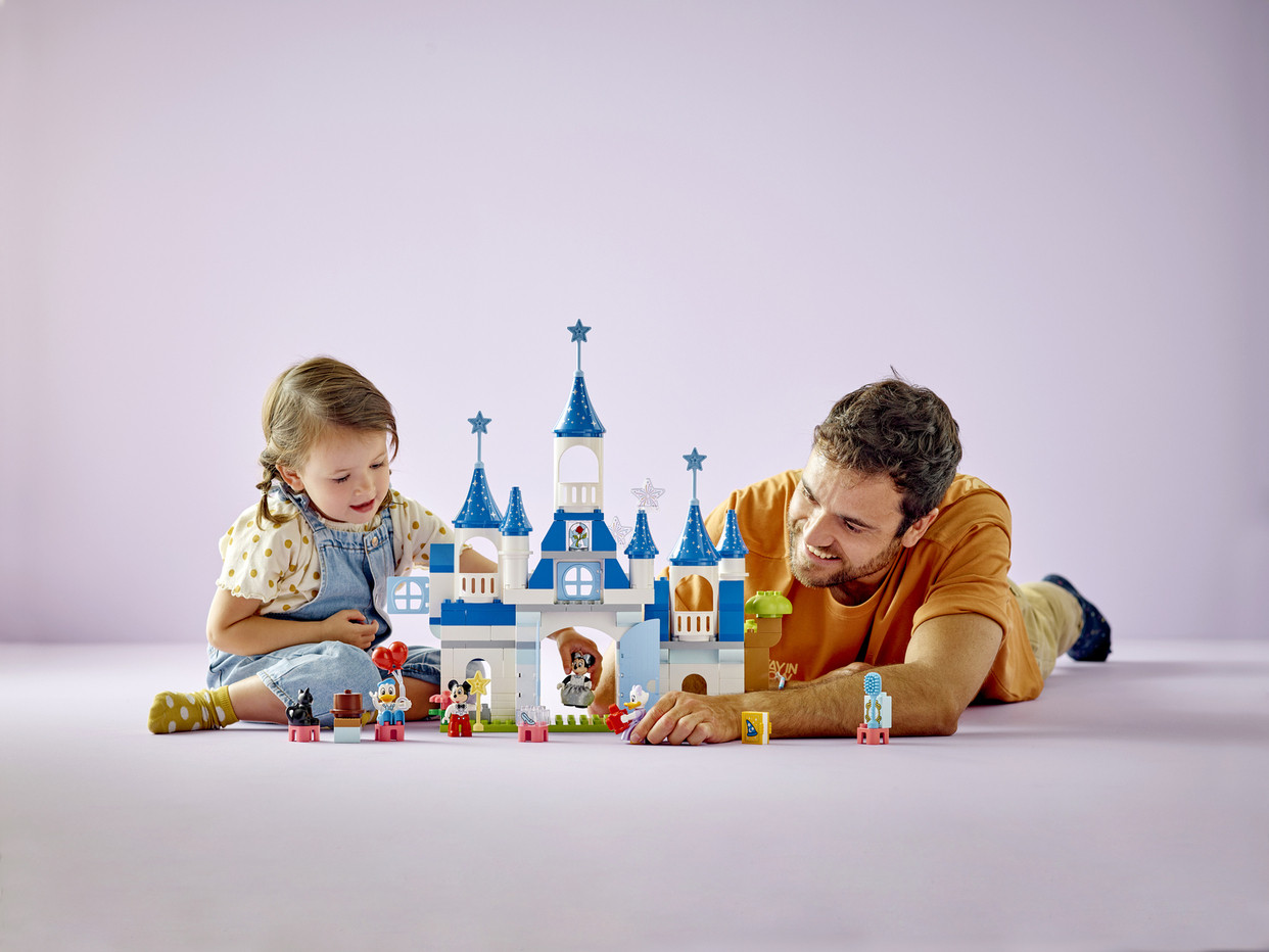 The LEGO Group Rayakan 100 Tahun Disney