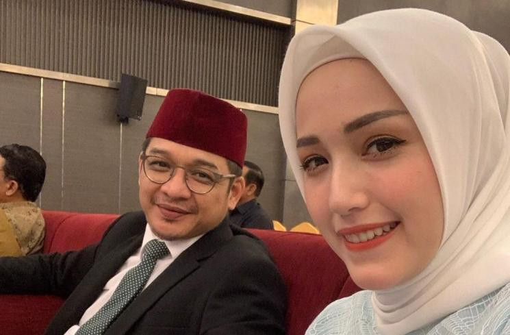 Nonton Bola Pakai Atribut Partai, Instagram Adelia Pasha Diserang Netizen