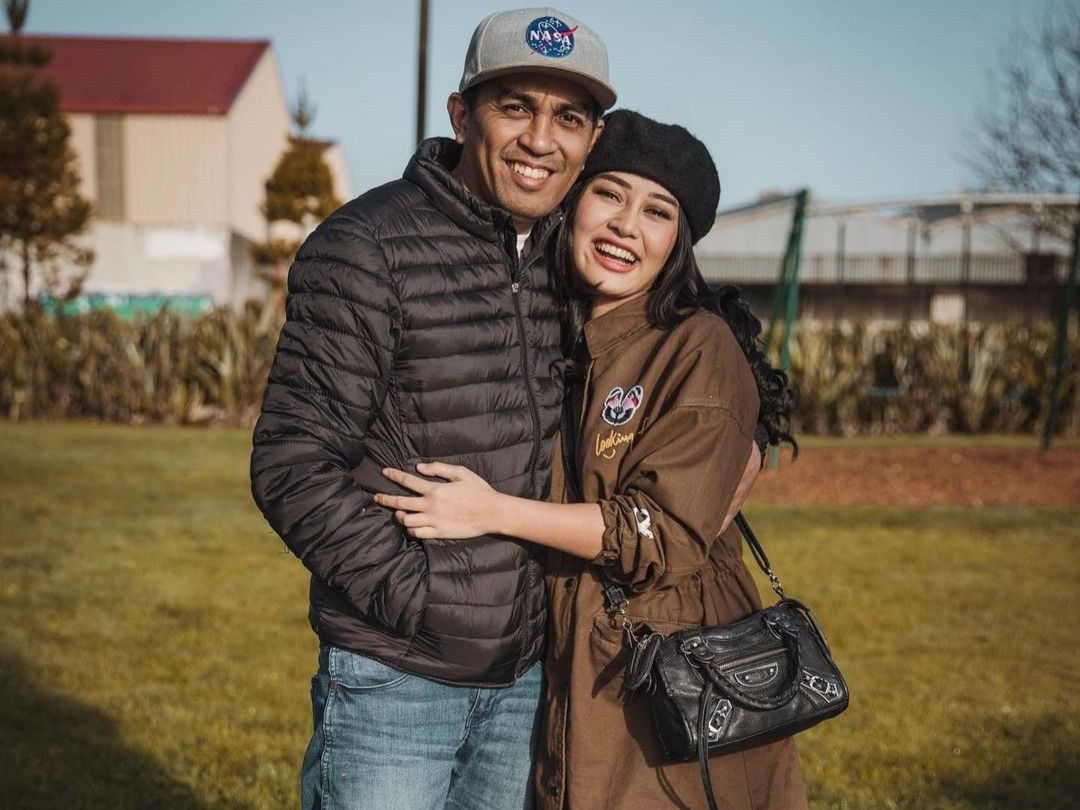 Bikin Haru! Momen Saat Gewa Bertemu Hologram Glenn Fredly di Atas Panggung