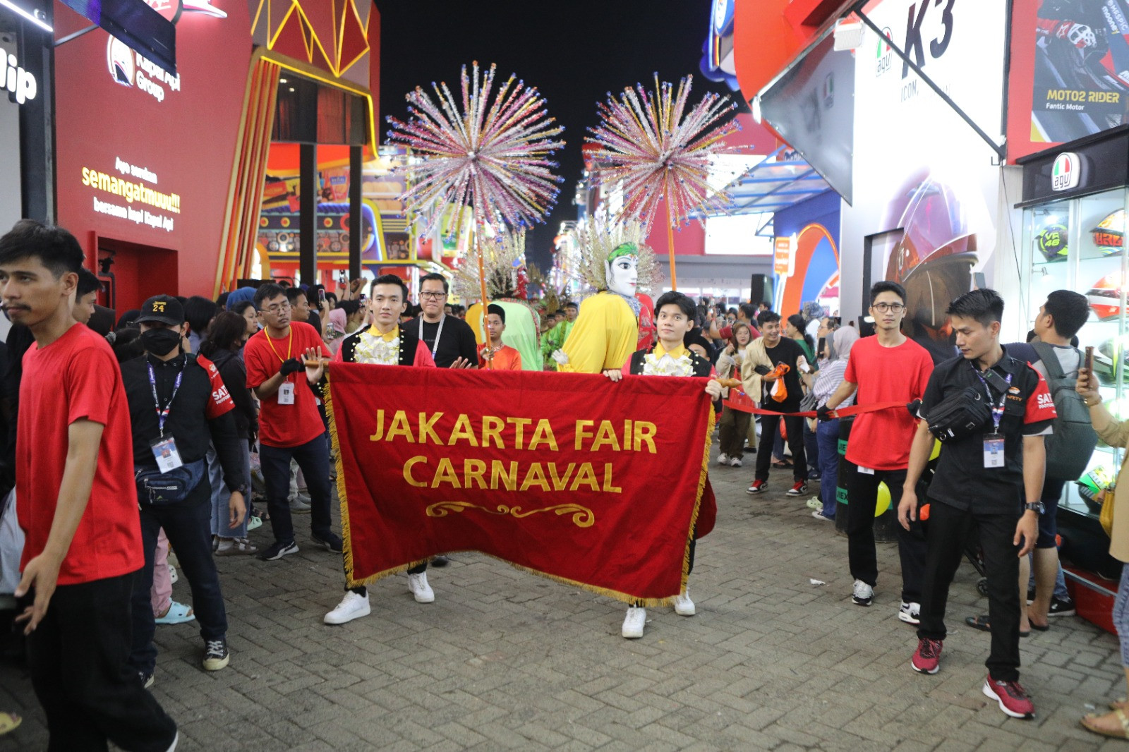 Semarak Parade Karnaval Pukau Pengunjung Jakarta Fair
