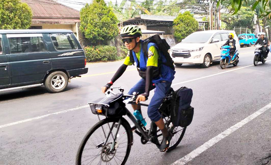 Kisah Mitra Kurir Lazada, Antar Paket Dengan Sepeda Sambil Sebarkan Misi Ramah Lingkungan