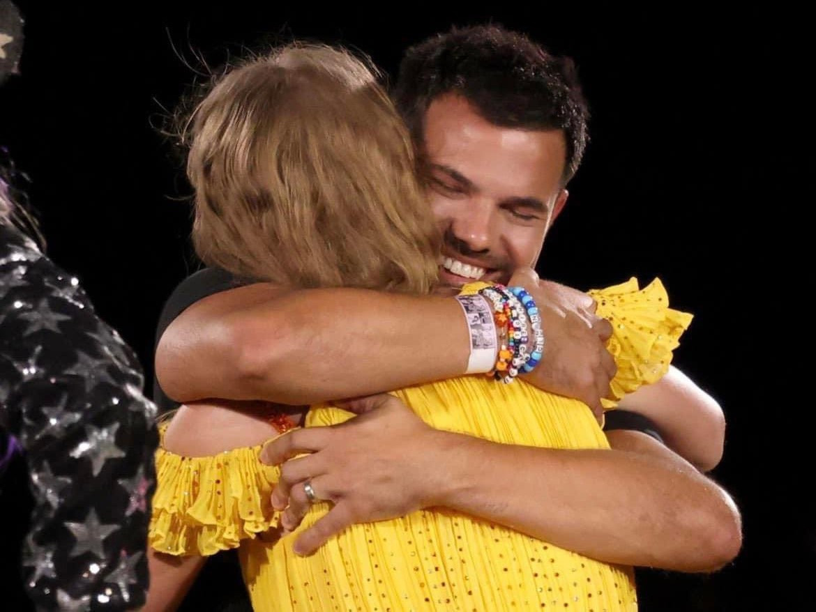 Hadir Dalam Konser, Begini Momen Taylor Swift dan Taylor Lautner Berpelukan