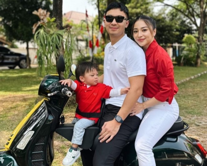 Rayakan HUT Ke-78 RI, Nikita Willy Ajak Anak dan Suami Keliling Komplek Naik Motor